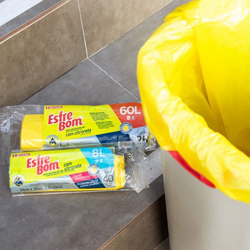 SACO-PARA-LIXO-EM-ROLO-COM-CITRONELA-E-FUNDO-REFORCADO-PISTACHE-8L-ESFREBOM-BETTANIN-AMBIENTADA