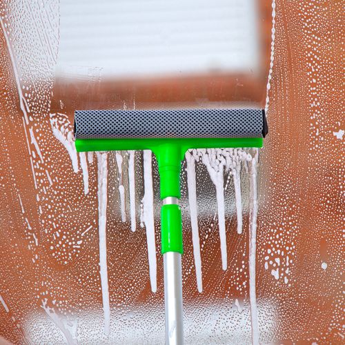 Mop-Limpa-Vidros-com-Cabo-Extensor-Novica-Bettanin-ambientada Mop-Limpa-Vidros-com-Cabo-Extensor-Novica-Bettanin-ambientada
