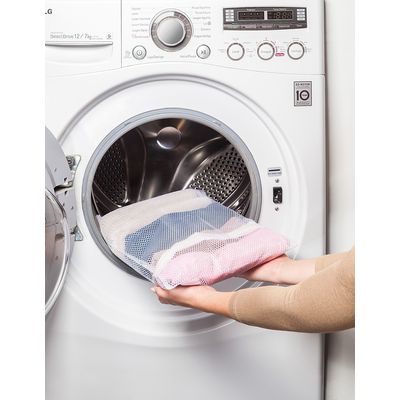 Saco-para-Lavar-Roupa-Delicada-Medio-40x50cm-Branco-Rosa-Log-Ordene-Ambientada